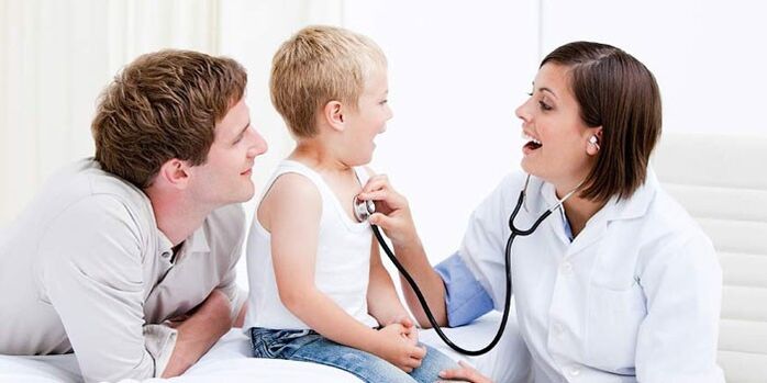 El doctor examina a un niño con diabetes